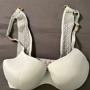 Incredible by VS, women’s like new 32 DD bra